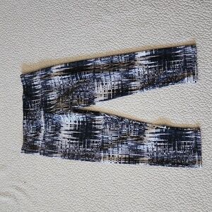 Onzie gray and white pixle print Cropped leggings